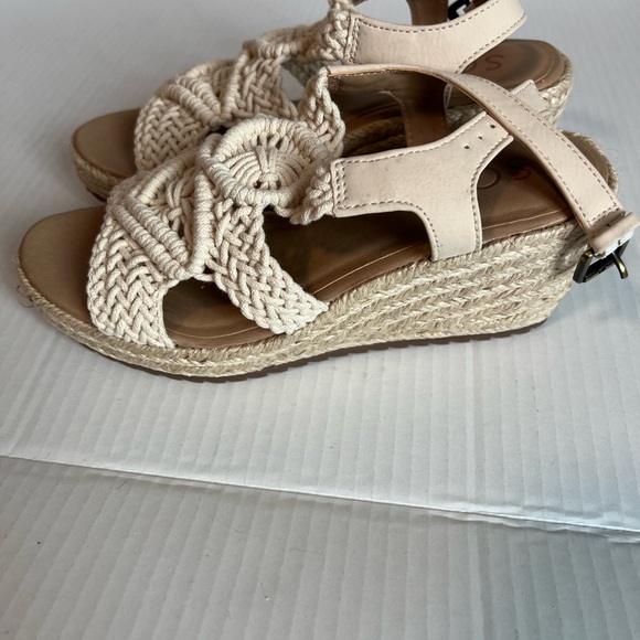 New cream colored knit wedge Naturalizer soul size 6w shoes - Picture 2 of 3
